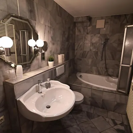 Am Schloss 108 * Шверін